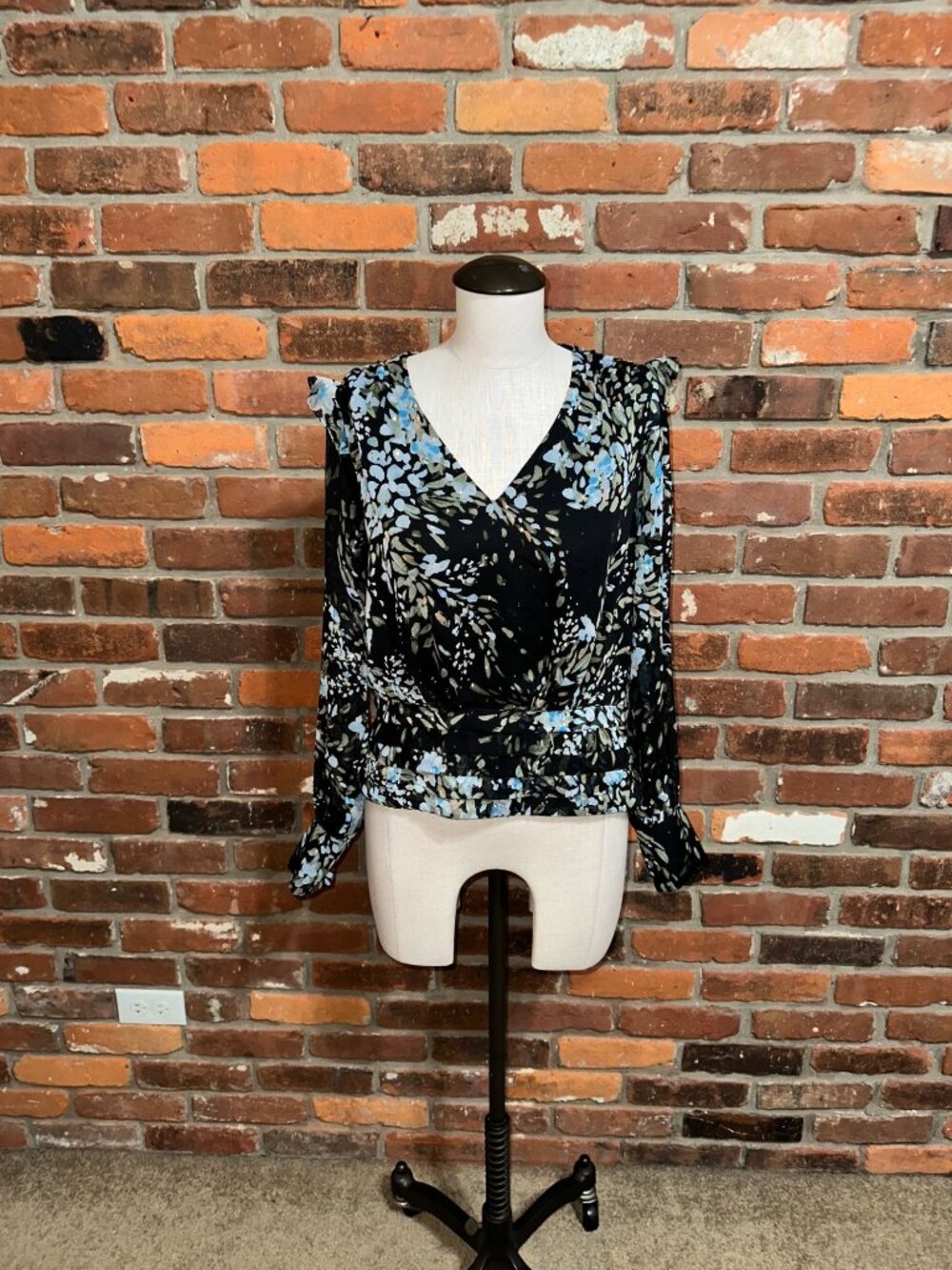 White House Black Market Top Size 6